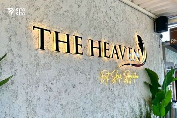 Huruf Timbul Stainless vs Acrylic: Mana Lebih Tahan Lama?